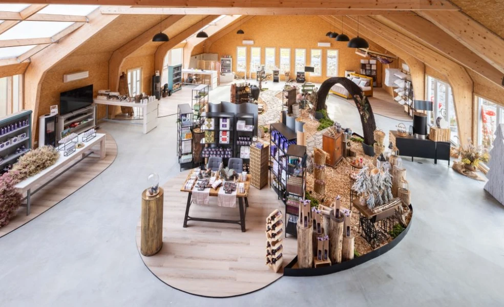 Interiér Longevity & Wellbeing showroomu Molecules of Life v Levandulovém údolí