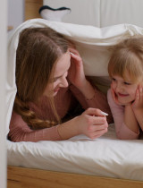 Nemluvte jen o škole: 10 otázek, které večer prohloubí vztah s dětmi