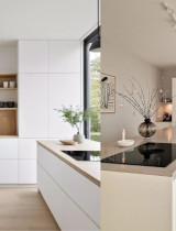 Bílá kuchyně je trendem a rozzáří celý domov. Proč si ji zamilujete?