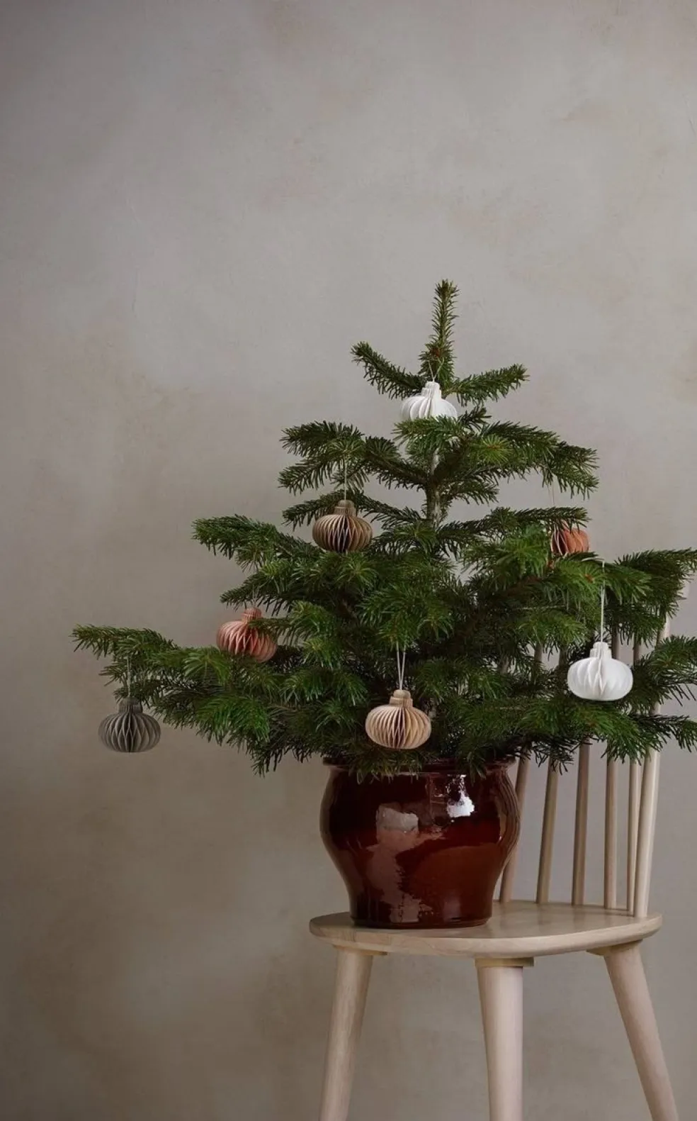 jak ozdobit minimalistický vánoční stromek