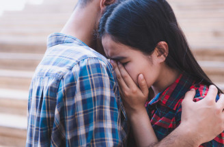 Bizarní nebo geniální? V Japonsku si můžeš pronajmout muže, který tě nechá vyplakat se