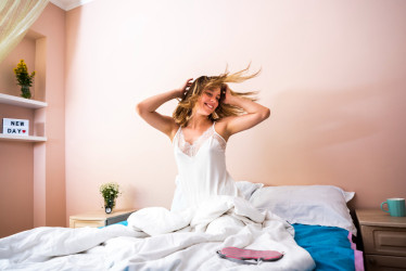 Proč je v pořádku neustlat postel hned po probuzení? Vědci tvrdí, že je to lepší
