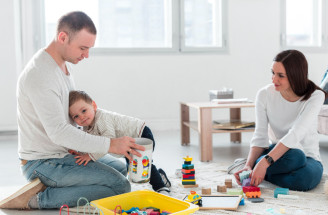 Pokud dětem neustále připomínáte, aby si uklidily, možná děláte chybu! Tento přístup je účinnější