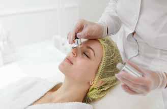 Hollywoodský trik dermatologů: Proč si hvězdy dávkují Accutane jako vitamíny?