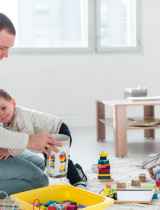 Pokud dětem neustále připomínáte, aby si uklidily, možná děláte chybu! Tento přístup je účinnější