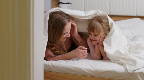 Nemluvte jen o škole: 10 otázek, které večer prohloubí vztah s dětmi