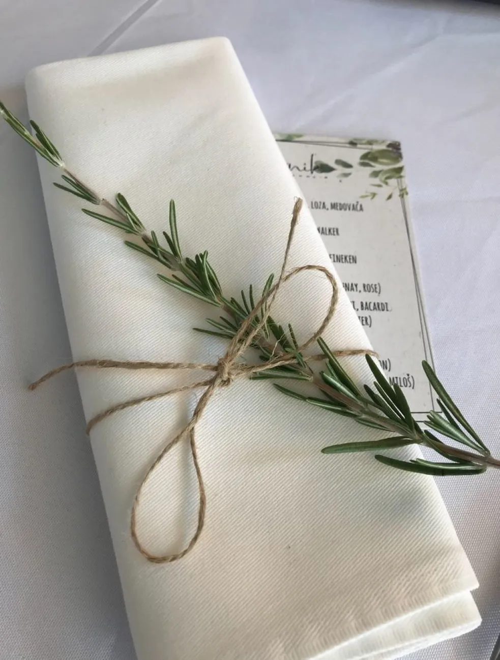 servítka s rozmarínovou vetvičkou