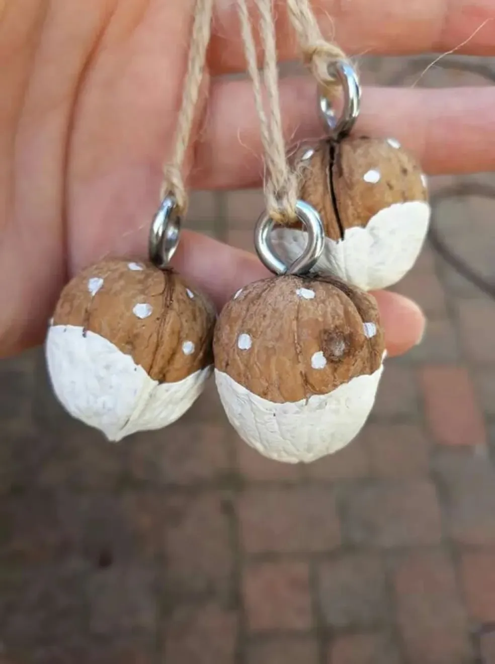 jak vyrobit vánoční ozdoby z ořechů