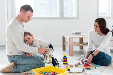 Pokud dětem neustále připomínáte, aby si uklidily, možná děláte chybu! Tento přístup je účinnější