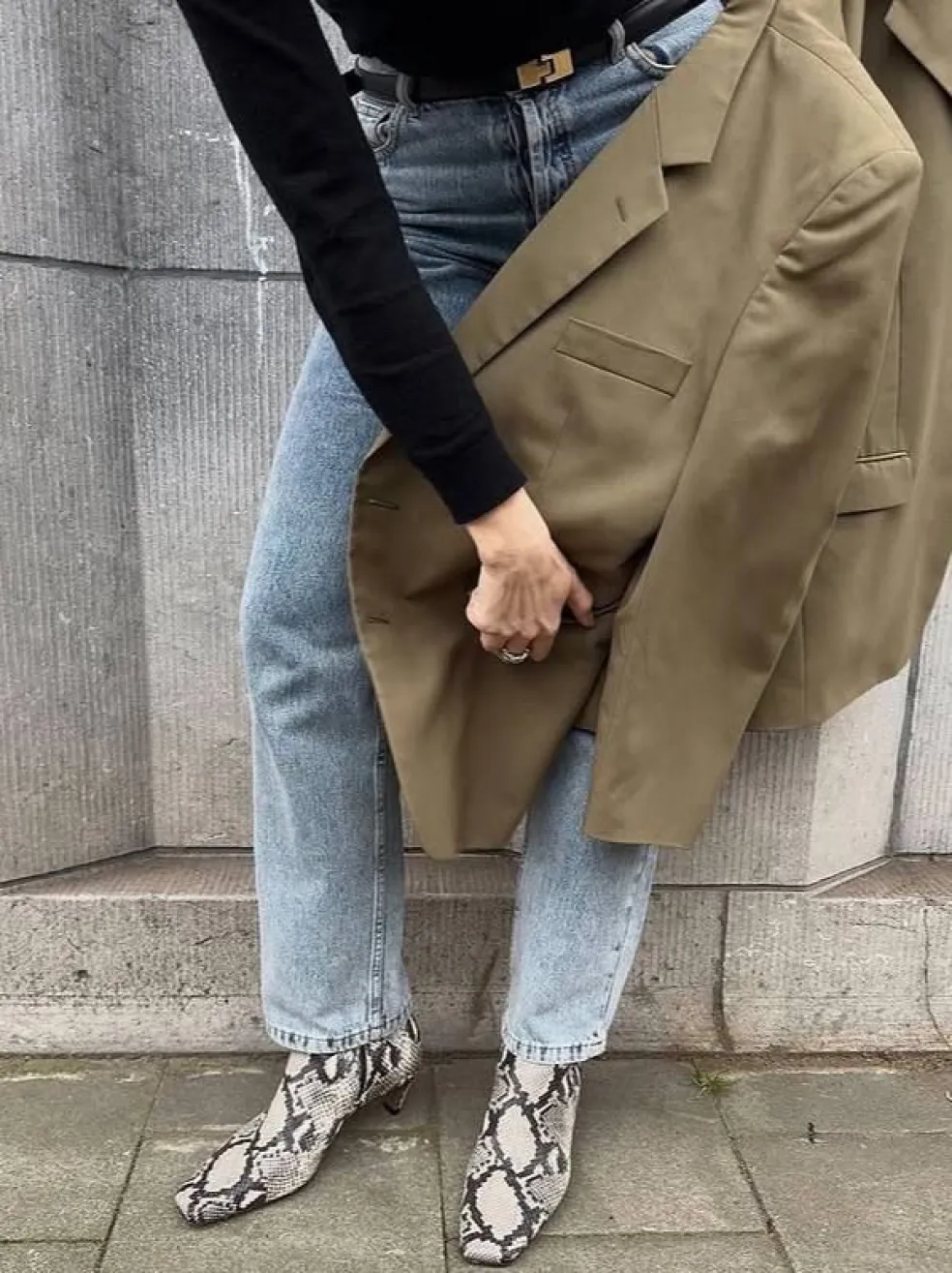 Rovné džíny a vzorové boty