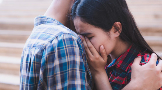 Bizarní nebo geniální? V Japonsku si můžeš pronajmout muže, který tě nechá vyplakat se