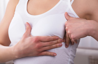 Bolest prsu může mít různé příčiny – banální i velmi vážné! Kdy vyhledat lékaře?