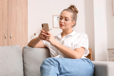 Proč někdy neodpovíme na zprávy hned: Co se děje v mozku a proč si dát čas?