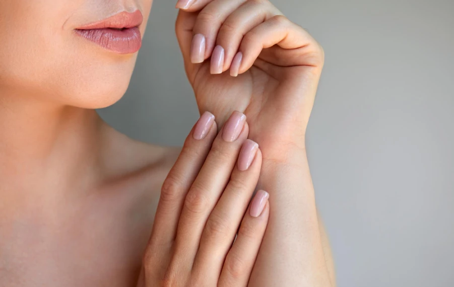 Co o tobě prozradí manikúra