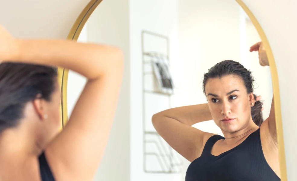 Tmavší pokožka v podpaží