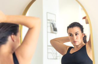 Tmavší pokožka v podpaží – jaké jsou možné příčiny a co dělat, pokud se jí chceme zbavit?