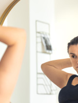 Tmavší pokožka v podpaží – jaké jsou možné příčiny a co dělat, pokud se jí chceme zbavit?