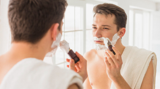 Jak holení ovlivňuje pokožku u žen a mužů? Toto jsou nejčastější problémy spojené s holením
