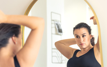 Tmavší pokožka v podpaží