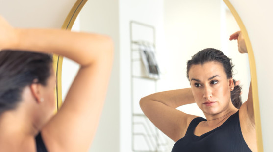 Tmavší pokožka v podpaží – jaké jsou možné příčiny a co dělat, pokud se jí chceme zbavit?