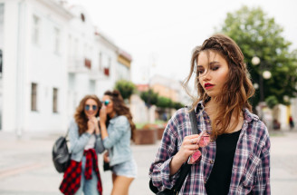 Jak poznat, že ti někdo závidí? Toto je 9 jasných znaků závistivé osoby