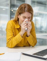Chození do práce s nemocí: Proč to děláme a co tím riskujeme nejen z hlediska zdraví