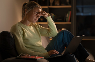 Když se dům utiší a hlava se rozběhne: Proč ženy večer nejvíc přemýšlejí?