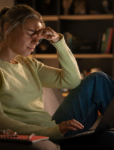 Když se dům utiší a hlava se rozběhne: Proč ženy večer nejvíc přemýšlejí?