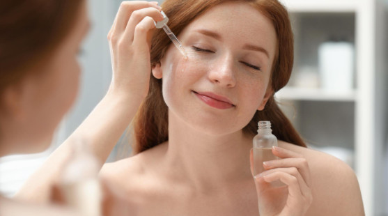 Přeháníte to s aktivními látkami v kosmetice? Tohle jsou typické signály, že vaše pleť volá o pomoc