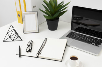 Jak si zorganizovat pracovní stůl pro lepší soustředění