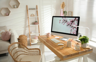 Jak si zorganizovat pracovní stůl pro lepší soustředění