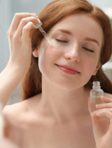 Přeháníte to s aktivními látkami v kosmetice? Tohle jsou typické signály, že vaše pleť volá o pomoc