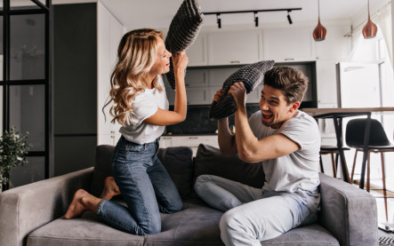 monkey barring skákání ze vztahu do vztahu