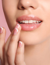 Jak opticky zvětšit rty: Make-up techniky, které fungují