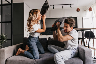 Monkey-barring: Proč někteří lidé skáčou ze vztahu do vztahu