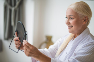 Jak se mění vlasy s věkem: Co čekat a jak o ně pečovat