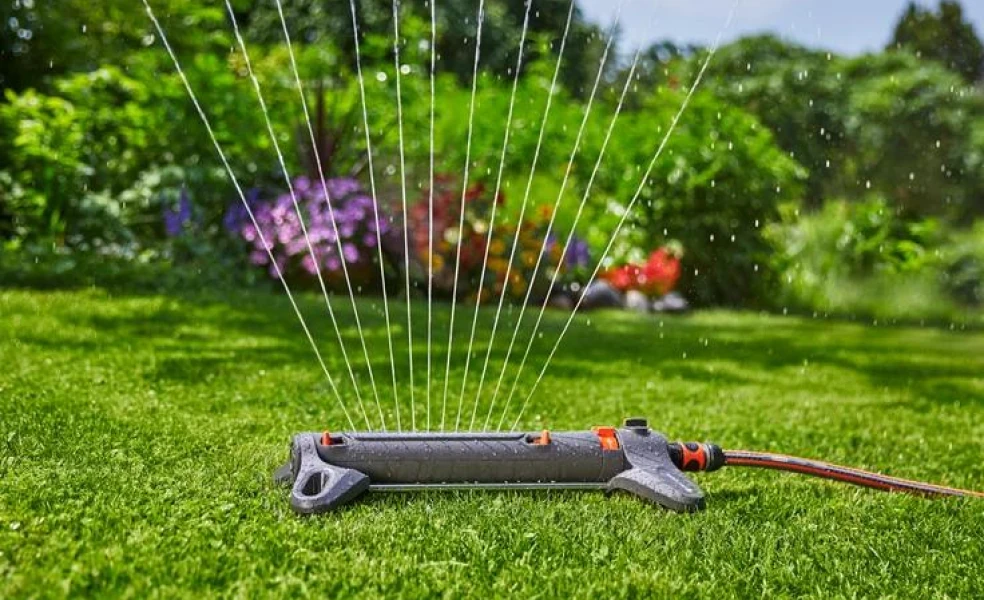 Jarní start na zahradě krásný trávník a jednoduché zavlažování