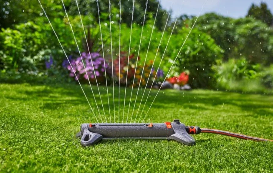 Jarní start na zahradě krásný trávník a jednoduché zavlažování