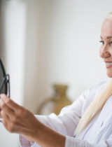 Jak se mění vlasy s věkem: Co čekat a jak o ně pečovat