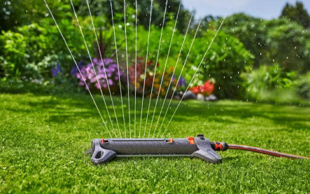 Jarní start na zahradě krásný trávník a jednoduché zavlažování