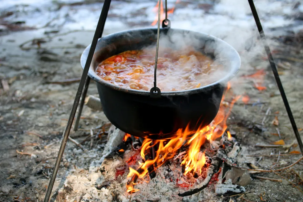 trojnožka na guláš