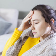 Proč vás bolí hlava při změně počasí (a co opravdu pomáhá)