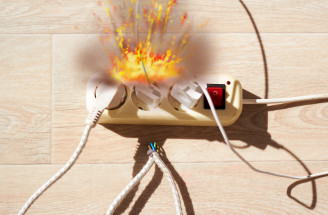 Prodlužovačka může způsobit požár: Tyto chyby dělá většina domácností