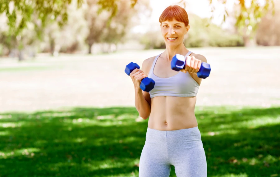 žena během běžného dne spaluje kalorie bez cvičení NEAT efekt