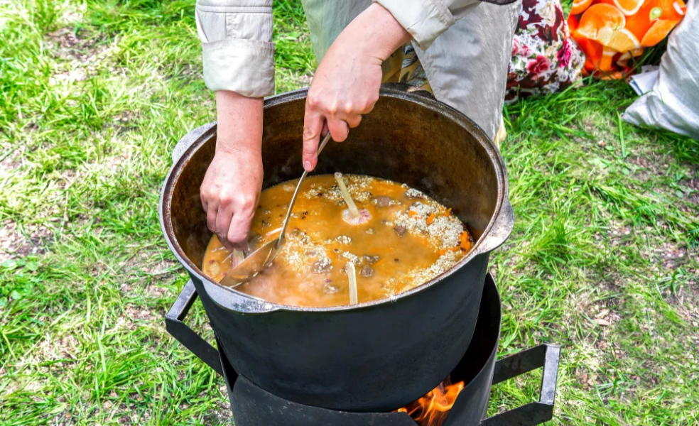 kotlík na guláš vaření venku kotlina jak vybrat kotlík