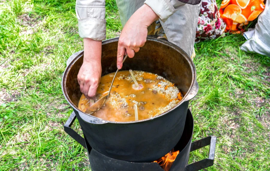kotlík na guláš vaření venku kotlina jak vybrat kotlík
