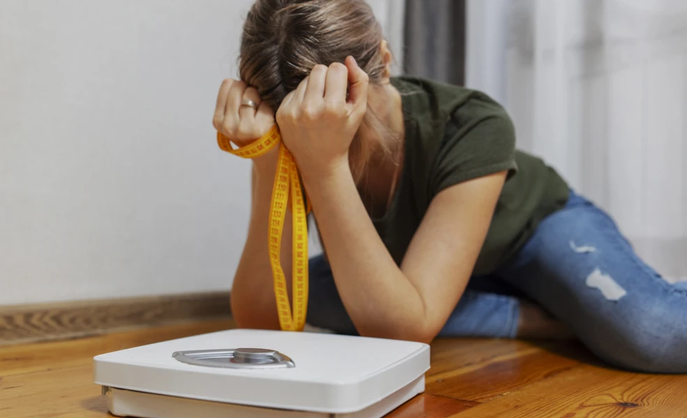 žena řeší přibírání bez změny stravy hormony stres metabolismus