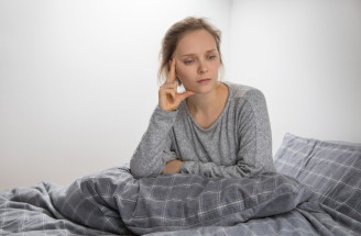 Proč se mi před spaním rozjíždějí myšlenky: 7 důvodů a řešení