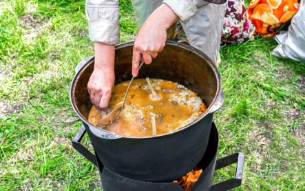 kotlík na guláš vaření venku kotlina jak vybrat kotlík