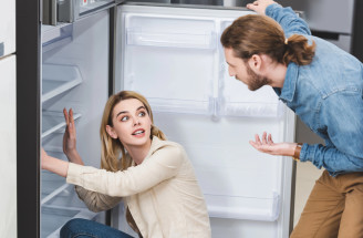 Proč hučí lednice? Kdy je to normální a kdy už jde o problém